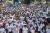 Centenas de pessoas subiram a Avenida Nazaré vestindo branco pela paz